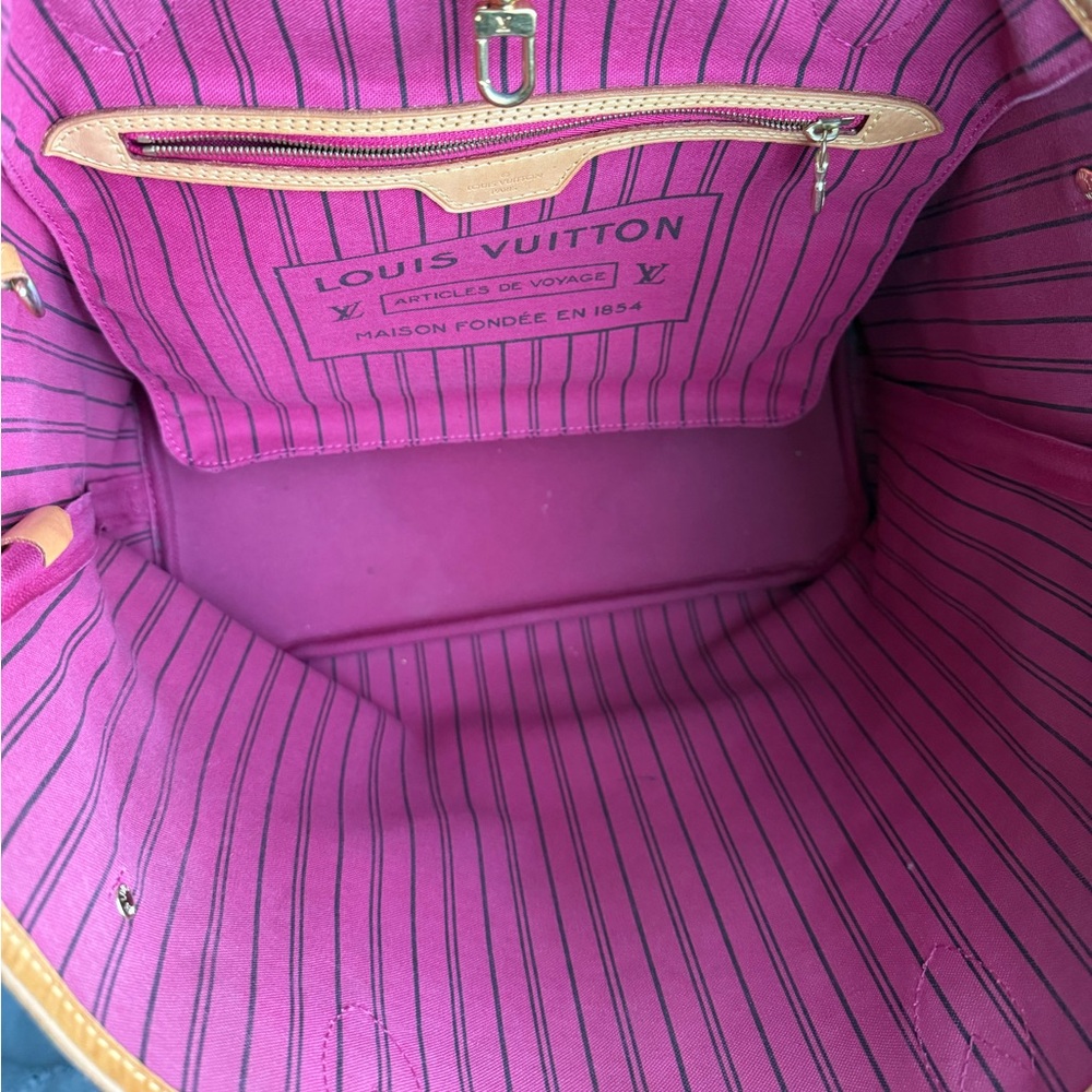 Louis Vuitton Neverfull MM Monogram Tote Bag - Picture 3 of 8